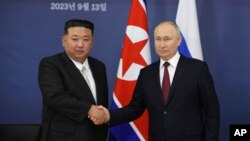 Ruski predsjednik Vladimir Putin i sjevernokorejski lider Kim Džong Un rukuju se tokom sastanka na kosmodromu Vostočni u dalekoistočnom Amurskom regionu, Rusija. 13. septembar 2023.