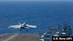 Un avian de luptă F/A-18E Super Hornet lansat de pe portavionul american USS Abraham Lincoln, 3 mai 2019