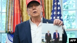 Tramp Putinlə Alyaskada çəkilmiş fotosunu tutur.