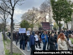Од Владата демонстрантите поминаа и пред Собранието, а кај старата Градска болница со аплауз ги поздравија здравствените работници.