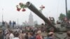Айрым советтик танктар төңкөрүш аракетине каршы чыккан демонстранттар тарабына өткөн учурдан бир көрүнүш. 1991-жылдын 20-августу. ИТАР-ТАССтын сүрөтү.