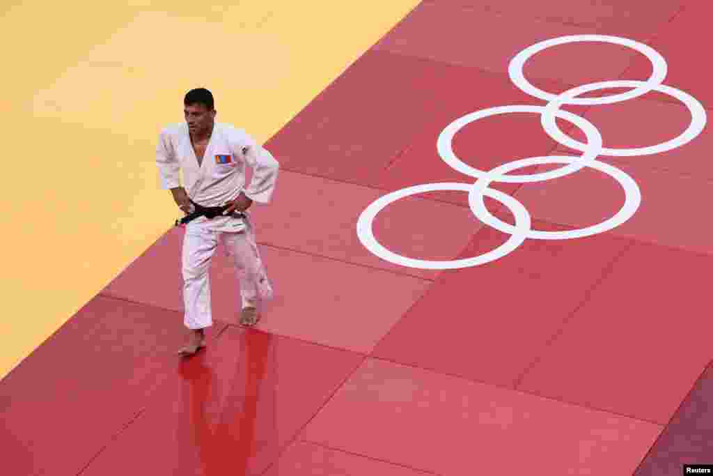 29-летний Моллаеи, победитель чемпионата мира 2018 года, покинул Иран два года назад. Он заявил, что ему велели намеренно уступить в полуфинале первенства мира, чтобы избежать схватки в финале с израильтянином Саги Муки. После жалобы Моллаеи Международная федерация дзюдо отстранила Иран от участия в состязаниях в этом виде спорта, однако в этом году санкция была отменена Спортивным арбитражным судом 
