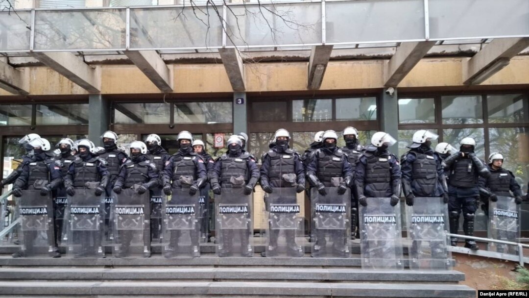 Policijski kordon ispred ulaza u zgradu Tužilaštva u Novom Sadu