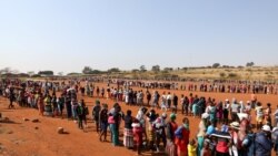 Ljudi stoje u redu za hranu tokom krize izazvane korona virusom, u blizini Pretorije u Južnoj Africi, maj 2020.