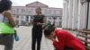 Выпускники интернатуры Казахского медицинского университета имени Санжара Асфендиярова обсуждают свою проблему с продолжением образования. Алматы, 24 июля 2014 года. 