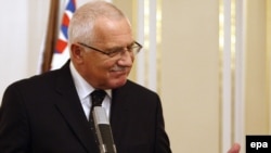 Президент Чехії Вацлав Клаус під час прес-конференції після підписання Лісабонського договору в Празі, 3 листопада 2009 року.