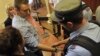 Алексею Навальному одевают наручники и уводят в тюрьму. Киров, 18 июля 2013 года.