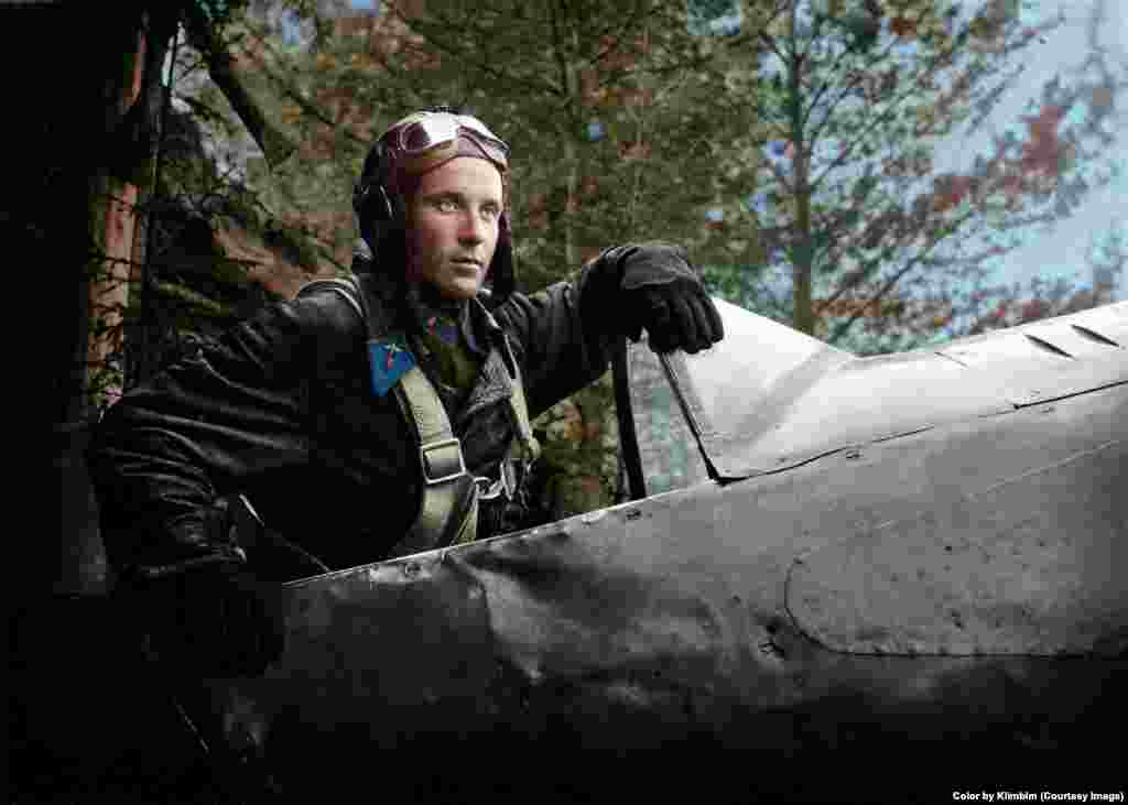 Советский летчик-истребитель Александр Пронин в 1942 году. Прежде чем выбрать цвета, Ольга Ширнина тщательно изучает детали. "Когда я раскрашиваю военную униформу, приходится тщательно искать информацию или спрашивать экспертов, - поясняет Ольга. 