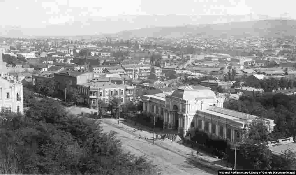 Rustaveli Avenue, with Georgia’s National Gallery, photographed around the turn of the 20th century. Rustaveli’s role in modern politics began when exiled Azerbaijani nationalists declared the independence of their country, which was then occupied by Bolshevik forces, from the Hotel Orient on today’s Rustaveli Avenue, in May 1918.