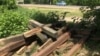 Паваленыя крыжы ў Курапатах ля рэстарацыі «Поедем поедим». Тут і ніжэй фота відавочцаў