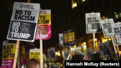 La un protest la Londra în care Donald Trump era acuzat de rasism