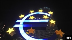 Some of the giant euro sculpture's stars have faded in Frankfurt and abroad.