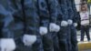 Девочка смотрит на солдат во время празднования Дня независимости. Тирасполь, 2 сентября 2012 года. Иллюстративное фото.