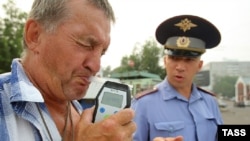 A Russian police officer checks to see if a driver is drunk. (file photo)