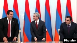 Նախագահ Սերժ Սարգսյանը, ԲՀԿ առաջնորդ Գագիկ Ծառուկյանը եւ ՕԵԿ նախագահ Արթուր Բաղդասարյանը ստորագրում են կոալիցիոն համաձայնագիրը, 17 փետրվար, 2011