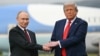 Američki predsjednik Donald Trump (desno) pozdravlja ruskog predsjednika Vladimira Putina na pisti u zajedničkoj bazi Elmendorf-Richardson u Anchorageu na Aljasci, 15. avgusta.