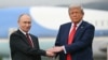 Президентът на САЩ Доналд Тръмп (вдясно) посреща и поздравява руския президент Владимир Путин в Анкъридж, Аляска, на 15 август.