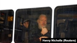 Julian Assange după arestarea de către poliția britanică, 11 aprilie 2019. 