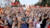 "Lamtumirë, Nikolla", mesazhi nga demonstruesit