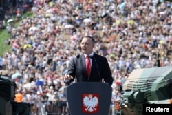 Președintele polonez Karol Nawrocki vorbește în timpul paradei militare de Ziua Forțelor Armate Poloneze, care comemorează victoria Poloniei asupra Armatei Roșii a Uniunii Sovietice în 1920, la Varșovia, Polonia, 15 august 2025.