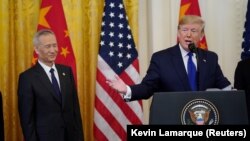 Președintele Donald Trump alături de vice-premierul chinez Liu He, 15 ianuarie 2020.