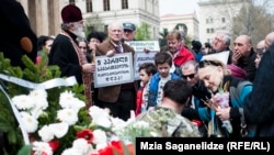 Depuneri de flori la un monument din fața Parlamentului de la Tbilisi, 9 aprilie 2016.