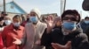 Жители села Покатиловка, выступающие против переименования населенного пункта в Атамекен. Западно-Казахстанская область, 9 апреля 2021 года.
