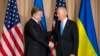 Петро Порошенко (ліворуч) і Джо Байден під час зустрічі в Давосі 20 січня 2016 року
