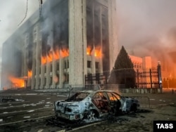 Almaty. Şäher häkiminiň ot berlen edarasy. 5-nji ýanwar, 2022.