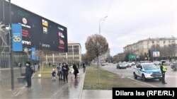 Rendőrök az utcán Simkentben, Kazahsztánban 2022. január 3-án