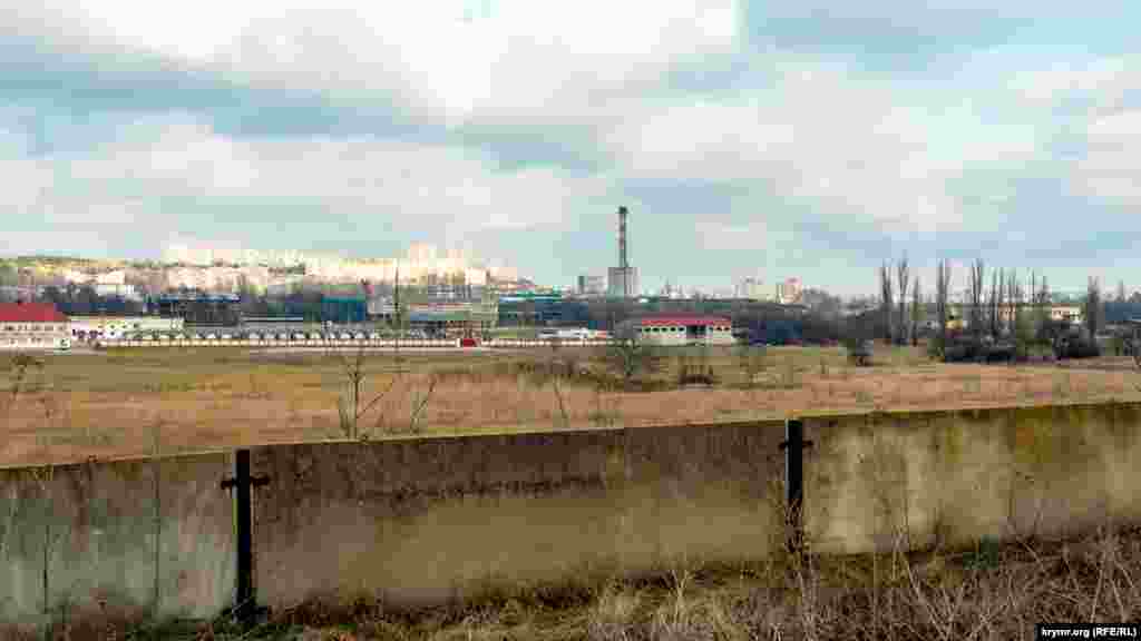 Вдалині на височині – багатоповерхівки сімферопольського мікрорайону Маршала Жукова