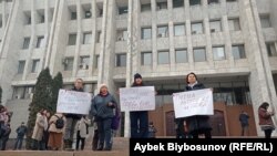 Gyrgyz parlamentiniň öňünde gyrgyz goşuynlarynyň Gazagystana iberilmegine garşy guralan pikete gatnaşyjylar