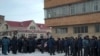 Полицейские пресекают акцию протеста водителей, Гюмри, 8 февраля 2011 г. 