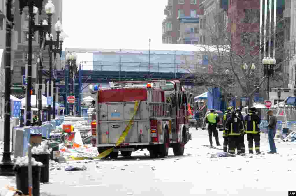 Pompierii au luat poziție pe strada Boyltson, lîngă linia de sosire, după exploziile celor două bombe.