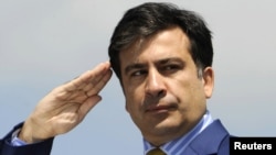 Gürjüstanyň prezidenti M.Saakaşwili Polisiýanyň gününe bagyşlanan parady kabul edýär. Tbilisi, 6-njy maý, 2010.