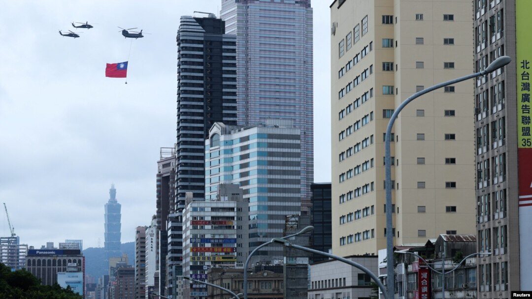 Helikopter tajvanskih zračnih snaga nosi tajvansku zastavu u Taipeiju, Tajvan, 20. 5. 2024.