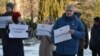 16 decembrie 2016. Protest în faţa parlamentului, când majoritatea democrată a votat o iniţiativă similară, dar pe care a retras-o ulterior la presiunea partenerilor externi