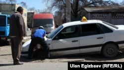 Жолдо бузулган автоунаа. Бишкек, Кыргызстан. (Архивдик сүрөт)