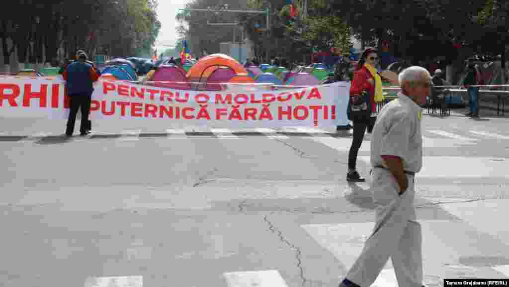 O parte a Bulevardul Ștefan Cel Mare din Chișinău a fost blocat. Simpatizanților Partidului Nostru și ai Partidului Socialiștilor și-au extins protestul.