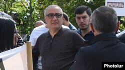 Armenia -- Armen Tavadian (C) attends a demosntration in support of former President Robert Kocharian, Yerevan, October 7, 2019.