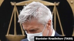 U.S. investor Michael Calvey was wearing a protective mask when he arrived at the Moscow City Court on May 7.