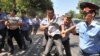 БУУнун Кыргызстандагы өкүлү Нил Уокер президенттик шайлоодон кийин нааразылыкка чыккандар кармалып, камалышы тынчсызданууларды пайда кылганын айтат. 