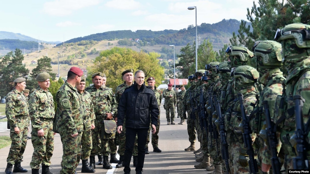 Ministar odbrane Nebojša Stefanović obišao je pripadnike Vojske Srbije u garnizonima u Novom Pazaru i Raški, gde je sa načelnikom generalštaba generalom Milanom Mojsilovićem prisustvovao prezentaciji spremnosti pripadnika vojske.