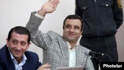 Вартан Седракян (справа) в зале суда, Ереван, 7 июня 2013 г. 