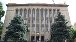 Սահմանադրության օրը նշվում է սահմանադրական ճգնաժամի մասին իրարամերժ կարծիքների ֆոնին