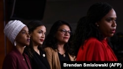 Ayanna Pressley (D-MA), Ilhan Abdullahi Omar (D-MN)(L), Rashida Tlaib (D-MI) (2R), and Alexandria Ocasio-Cortez (D-NY) la o conferință de presă pe tema retoricii președintelui Trump