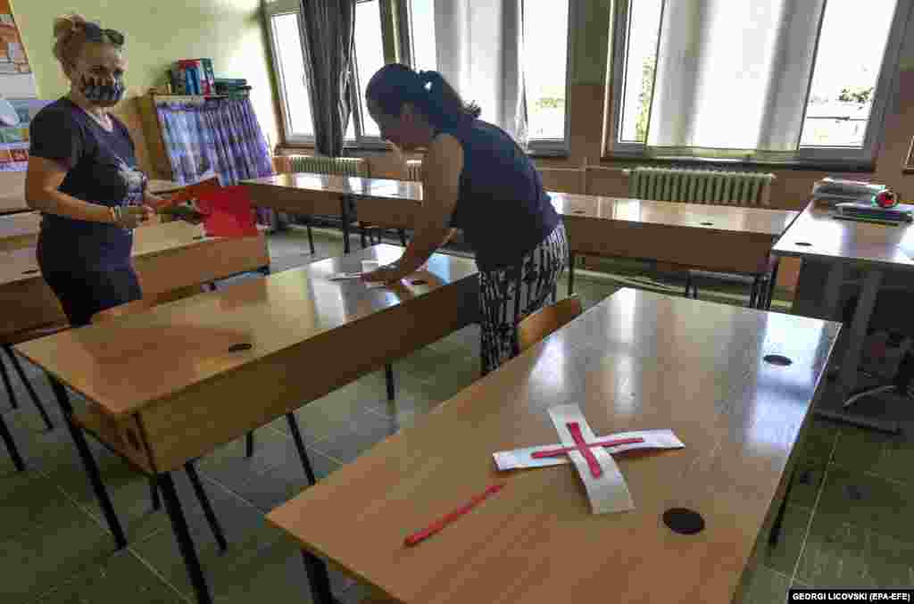 Profesori din Skopje pregătesc o sală de clasă pentru ore. Guvernul a decis amânarea începutului de an școlar din cauza situației epidemiologice. Toate școlile urmează să se redeschidă pe 1 octombrie. Încă se discută cum vor fi organizate lecțiile.