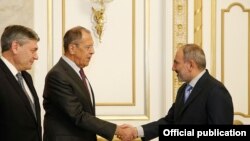 Премьер-министр Армении Никол Пашинян (справа) принимает министра иностранных дел России Сергея Лаврова, Ереван, 11 ноября 2019 г.