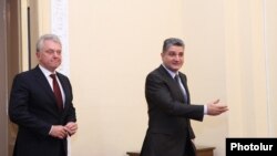 Премьер-министр Армении Тигран Саркисян (справа) и глава Таможенного союза Виктор Христенко во время встречи в Ереване, 6 ноября 2013 года.