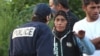Policajac tokom akcije proterivanja Roma iz Francuske, avgust 2010